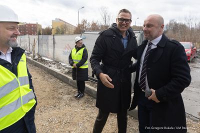 zdjęcie z uroczystego wmurowania symbolicznego kamienia węgielnego na terenie budowy Podkarpackiego Centrum Lekkiej Atletyki w Rzeszowie, fot. Grzegorz Bukała, Urząd Miasta Rzeszowa